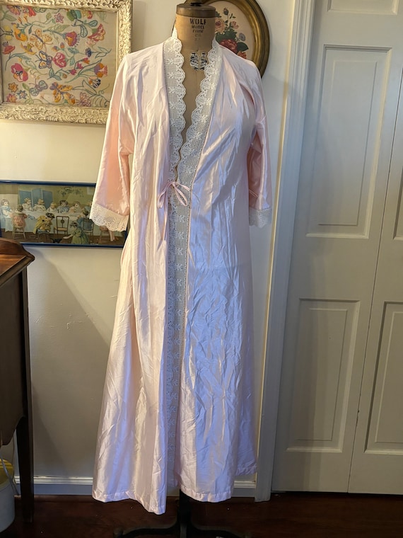 Vintage robe pink Satin like Edwardian lace floor 