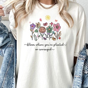 Camisa de floristería, arreglos florales, arreglos florales, arreglador de flores, arreglador floral, camisa de artesanía, camisa de arte, profesor de arte, camiseta de floristería