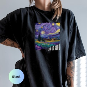 K&ouml;nnte beinhalten: Schwarzes T-Shirt mit einem quadratischen Druck von Van Goghs Gem&auml;lde "Sternennacht" und dem Text "LET IT GOGH". Das Kunstwerk zeigt einen wirbelnden Nachthimmel mit Sternen und einem Dorf. Das T-Shirt ist ein bequemer, l&auml;ssiger Stil.