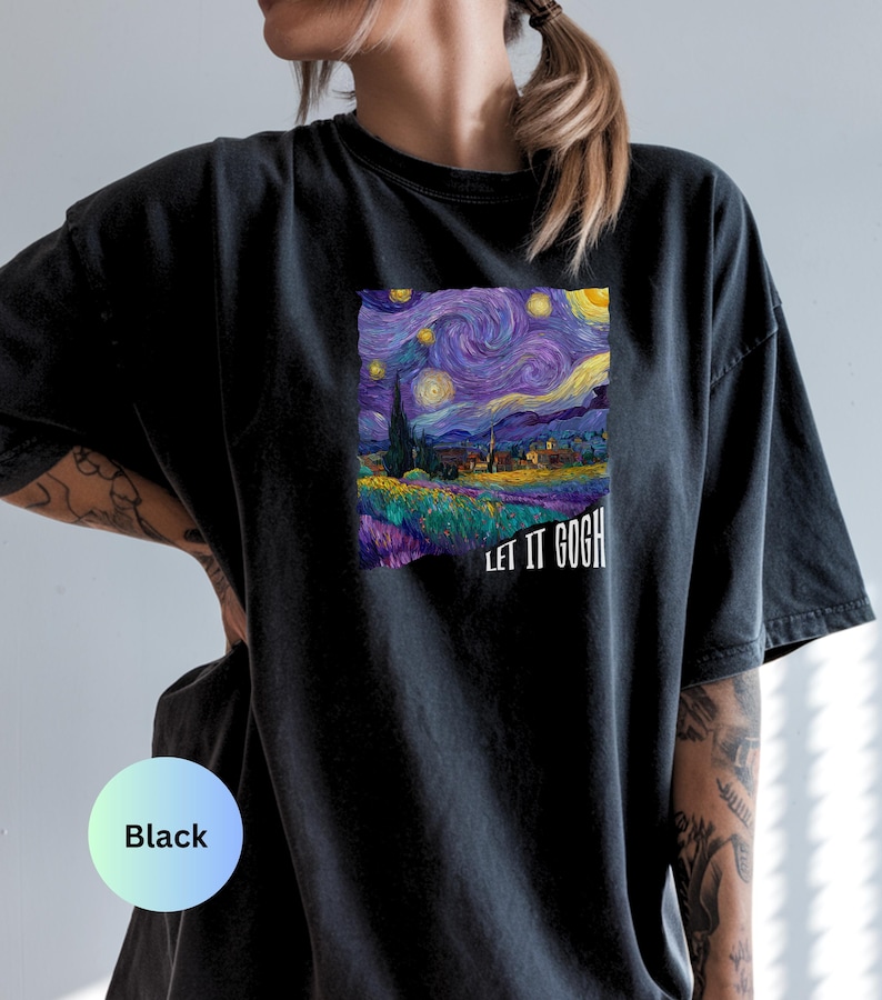 K&ouml;nnte beinhalten: Schwarzes T-Shirt mit einem quadratischen Druck von Van Goghs Gem&auml;lde "Sternennacht" und dem Text "LET IT GOGH". Das Kunstwerk zeigt einen wirbelnden Nachthimmel mit Sternen und einem Dorf. Das T-Shirt ist ein bequemer, l&auml;ssiger Stil.