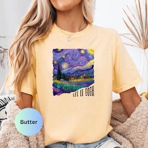 K&ouml;nnte beinhalten: Hellgelbes T-Shirt mit einem Druck von Van Goghs Gem&auml;lde "Sternennacht". Das Design zeigt wirbelnde Blau-, Lila- und Gelbt&ouml;ne mit dem Text "LET IT GOGH" in Schwarz. Das T-Shirt hat kurze &Auml;rmel und eine lockere Passform.