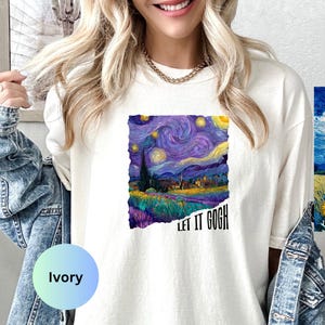 K&ouml;nnte beinhalten: Elfenbeinfarbenes T-Shirt mit einem lebendigen Druck von Van Goghs Gem&auml;lde "Sternennacht". Das Kunstwerk ist von einem zerrissenen Papiereffekt umrahmt, mit den Worten "LET IT GOGH" in Schwarz. Ein bequemes, l&auml;ssiges Kleidungsst&uuml;ck.