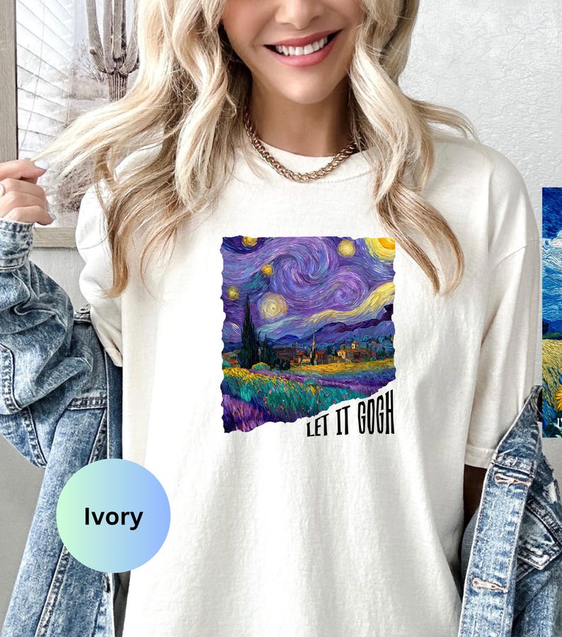 K&ouml;nnte beinhalten: Elfenbeinfarbenes T-Shirt mit einem lebendigen Druck von Van Goghs Gem&auml;lde "Sternennacht". Das Kunstwerk ist von einem zerrissenen Papiereffekt umrahmt, mit den Worten "LET IT GOGH" in Schwarz. Ein bequemes, l&auml;ssiges Kleidungsst&uuml;ck.