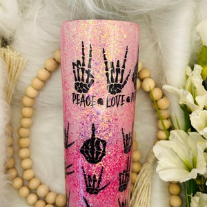 Peace, Love, Petty Skeletthänder Rosa glittrigt harts 20oz smal rak tumbler
