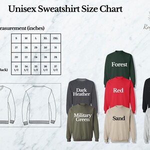 Puede incluir: Tabla de tallas de sudadera unisex con medidas en pulgadas. La tabla muestra la longitud del cuerpo, el ancho del pecho y la longitud de la manga para las tallas S, M, L, XL y 2XL. La tabla est&aacute; acompa&ntilde;ada de im&aacute;genes de sudaderas en varios colores, incluyendo verde bosque, gris oscuro jaspeado, rojo, negro, verde militar, arena y gris claro.