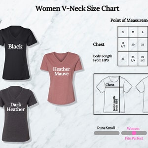 Puede incluir: Tabla de tallas para camisetas de cuello en V para mujer. La tabla muestra las medidas en pulgadas para el pecho y la longitud del cuerpo desde el punto m&aacute;s alto del hombro. La tabla incluye las tallas S, M, L, XL y 2XL. La tabla tambi&eacute;n incluye tres opciones de color de camiseta: negro, gris oscuro y gris jaspeado.