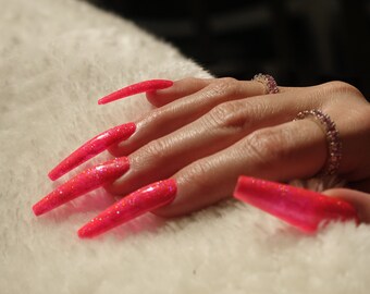 XXL glitterpers op de nagels | Holo glitterlijm op nagels | Fruitpunch glitternagels | Extra lange nepnagels op doodskist | Herbruikbare kunstnagels