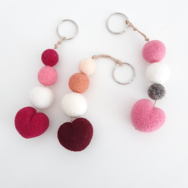Porte-clés Coeur et perles en laine feutrée, idée cadeau artisanal, bijou de sac