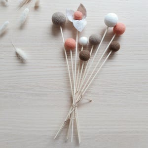 Buquê de flores e bolas de lã feltrada, ideia de presente para o Dia dos Namorados, decoração natural para casa.