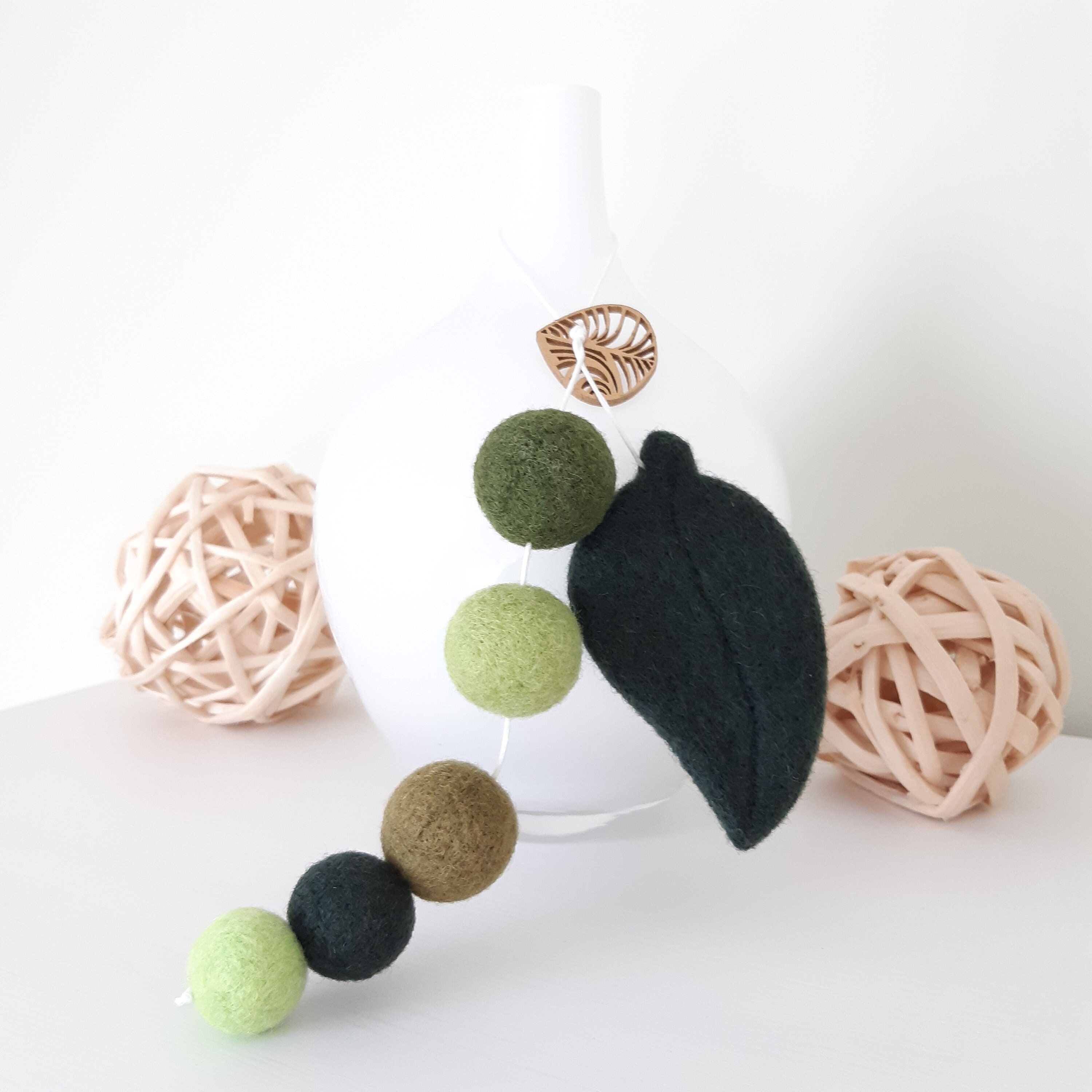 Suspension Feuille et Perles en Laine Feutrée Camaïeux de Verts