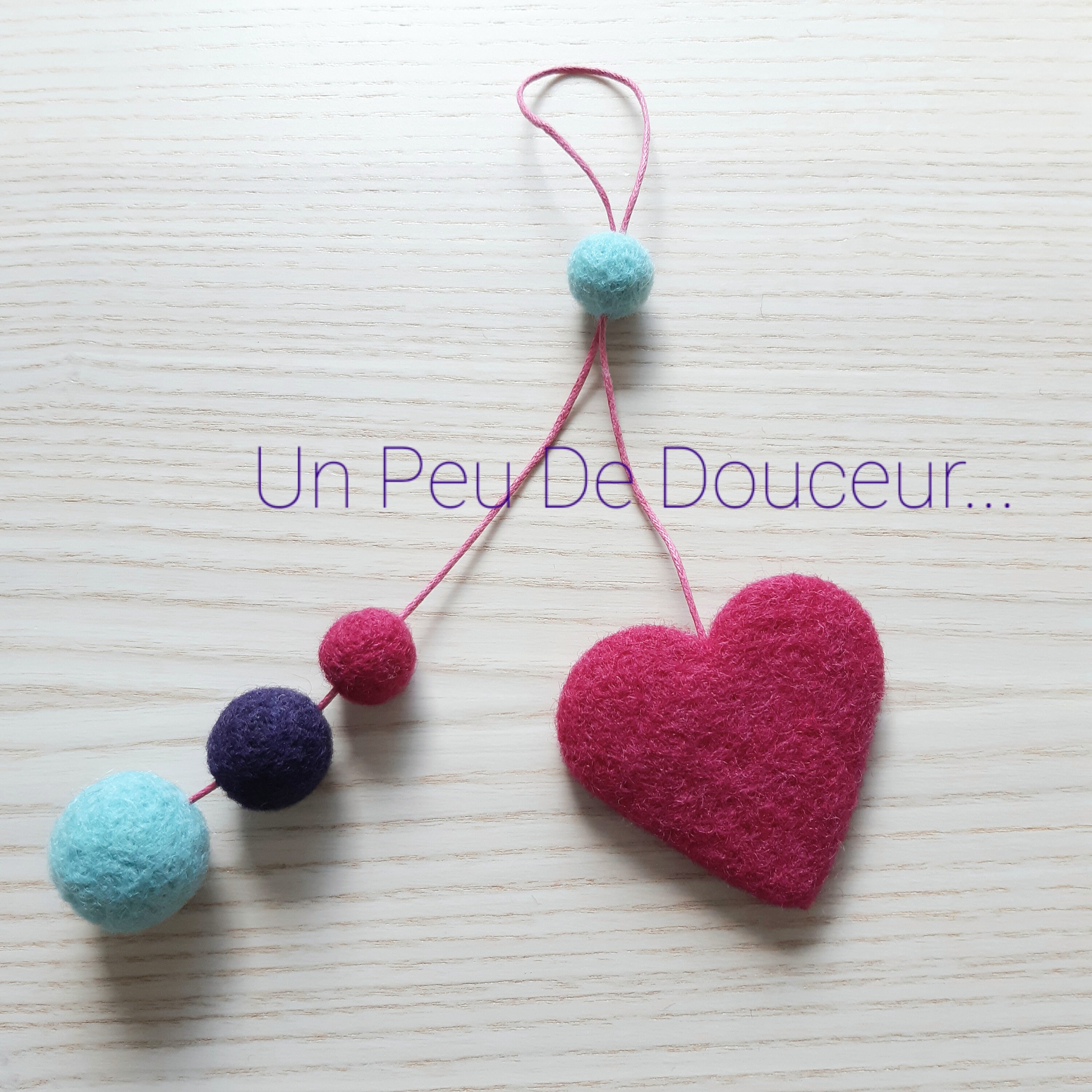 Pampille Décorative en Laine Feutrée Coeur et Perles