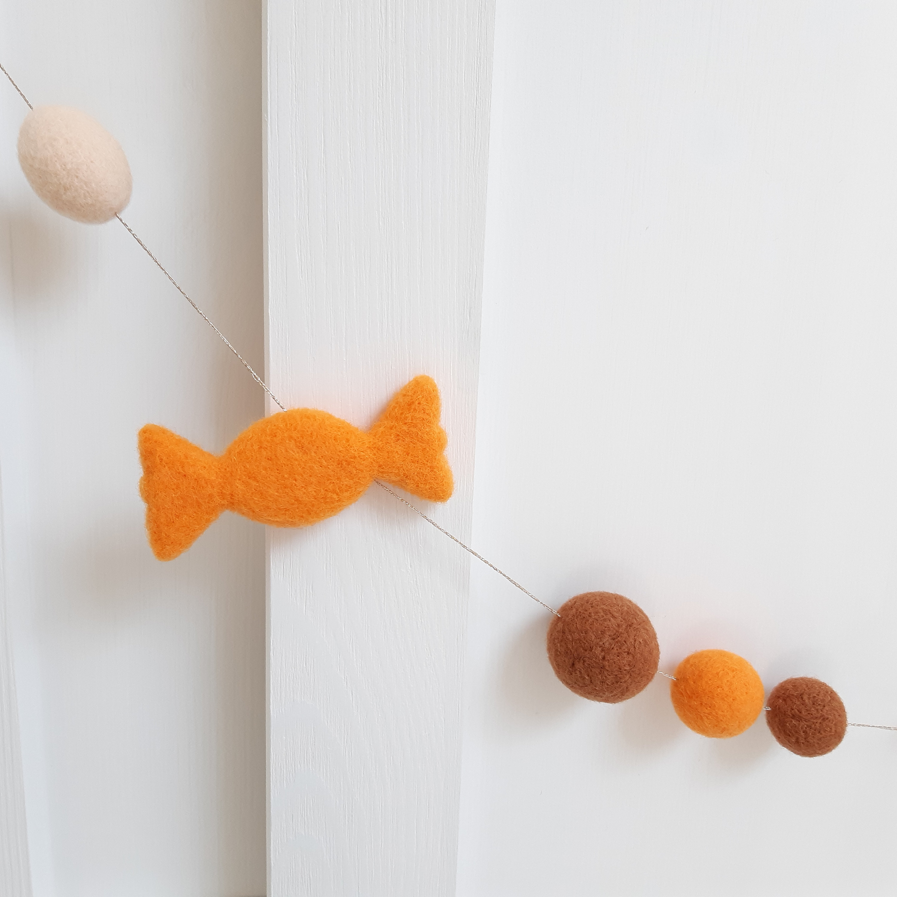 Guirlande Bonbons et Perles en Laine Feutrée Abricot/Caramel/Chair