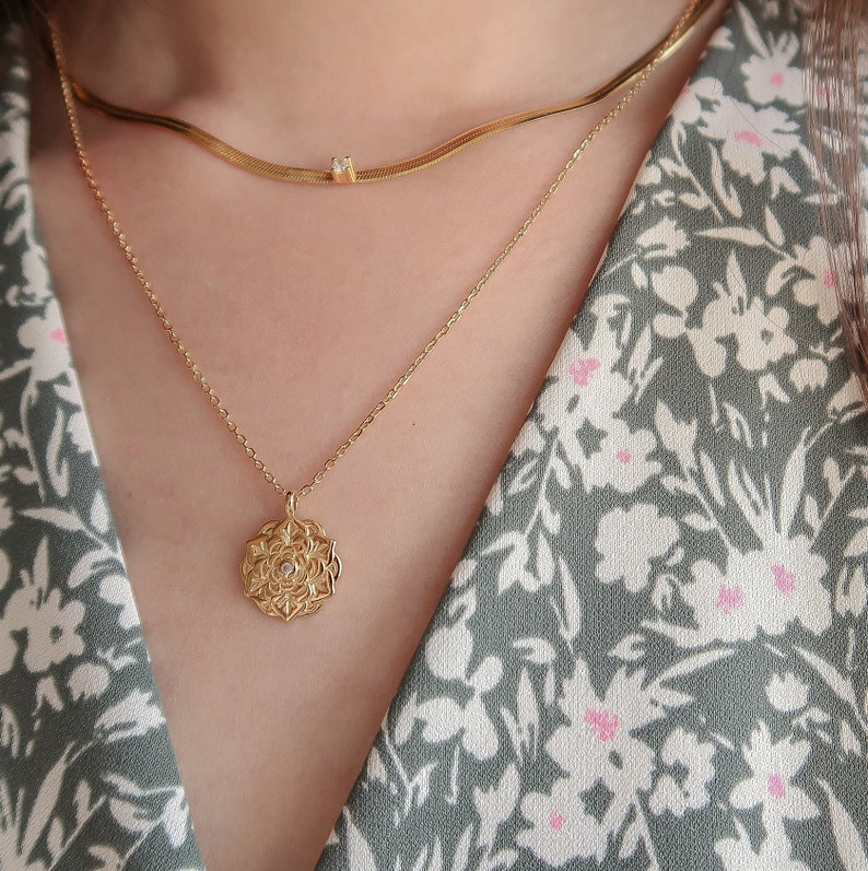 STRONG LOTUS SILVER NECKLACE GOLD OURS