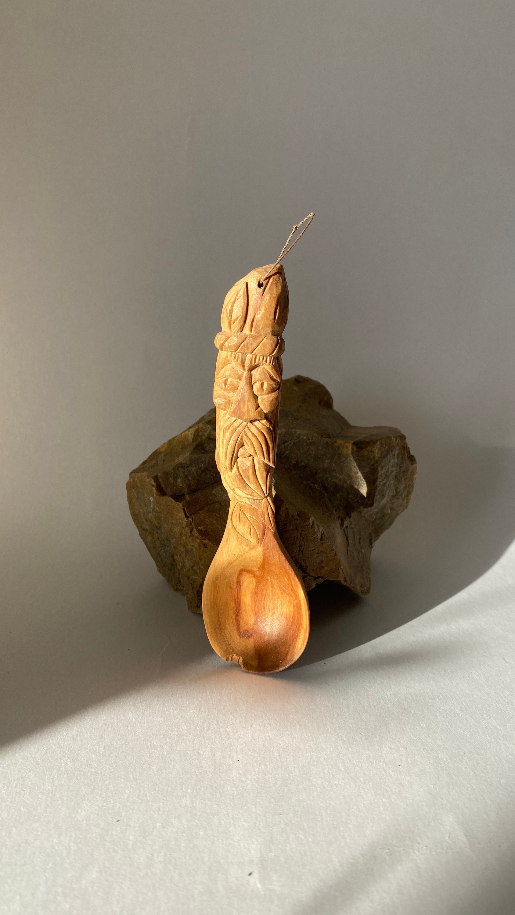 Cuillère en Bois Sculpté avec Visage Poire Faite à La Main