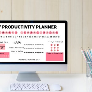 Op de afbeelding: Een computerscherm dat een productiviteits planner weergeeft met secties voor dagelijkse taken, affirmaties en dankbaarheid. De planner heeft een roze en zwarte kleurschema en bevat een kalender, een mood tracker en een water tracker.