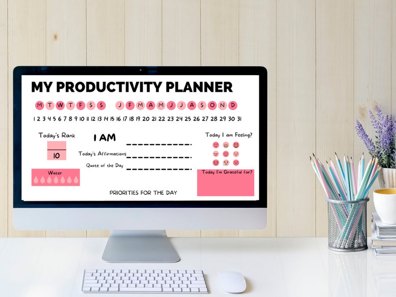 Op de afbeelding: Een computerscherm dat een productiviteits planner weergeeft met secties voor dagelijkse taken, affirmaties en dankbaarheid. De planner heeft een roze en zwarte kleurschema en bevat een kalender, een mood tracker en een water tracker.