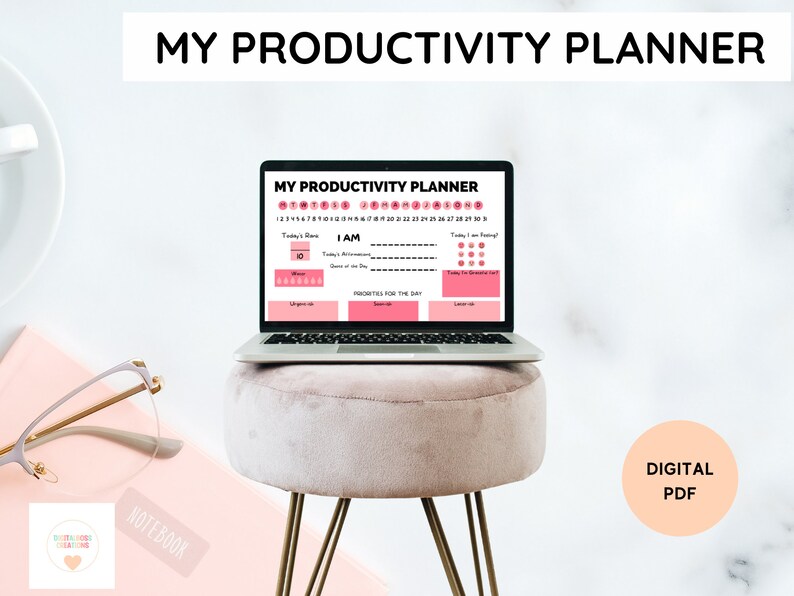Op de afbeelding: Een laptopcomputer die een roze en witte productiviteits planner toont met de tekst "MY PRODUCTIVITY PLANNER" op het scherm. De laptop staat op een roze kruk met gouden poten. De tekst "DIGITAL PDF" staat in een roze cirkel op een witte achtergrond.