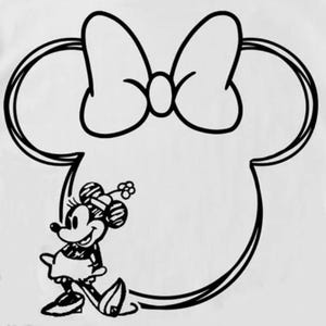 Op de afbeelding: Zwart-witte lijntekening van een cartoon muizenkop met een grote strik erboven. Een kleinere cartoonmuis staat links van de kop.