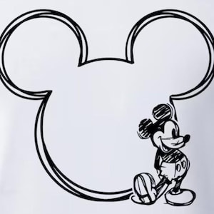 Op de afbeelding: Zwart-witte lijntekening van Mickey Mouse' hoofd met Mickey Mouse die rechts van het hoofd staat.