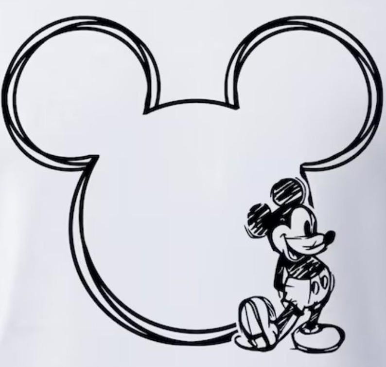 Op de afbeelding: Zwart-witte lijntekening van Mickey Mouse' hoofd met Mickey Mouse die rechts van het hoofd staat.