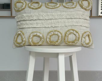 Funda de almohada lumbar con mechones bohemios en ocre amarillo - Cojín bordado tejido en crema de 30 x 50 cm - Almohada con textura geométrica en mostaza