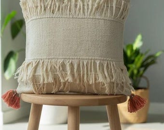 Funda de cojín bohemia de algodón de pelo largo, borlas texturizadas, decoración natural para el hogar en color beige.