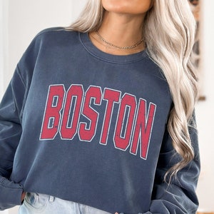 Boston Comfort Colors® Faded Vintage Aesthetic Sweatshirt Boston Crewneck Boston Massachusetts Premium Quality Unisex Sweatshirt