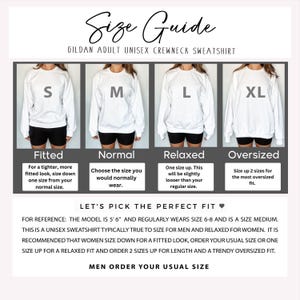 Puede incluir: Gu&iacute;a de tallas para una sudadera con cuello redondo unisex. La gu&iacute;a muestra cuatro tallas diferentes: S, M, L y XL. Cada talla est&aacute; representada por un modelo que lleva la sudadera. La gu&iacute;a tambi&eacute;n incluye informaci&oacute;n sobre el ajuste de cada talla, como ajustado, normal, holgado y de gran tama&ntilde;o.