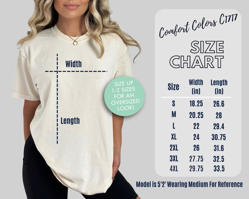 Pu&ograve; includere: Tabella delle taglie per una t-shirt con misure in pollici. La tabella mostra la larghezza e la lunghezza della t-shirt nelle taglie dalla S alla 4XL. Il testo "Size Up 1-2 Sizes for an Oversized Look!" &egrave; in un cerchio verde.