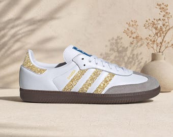 Zapatillas deportivas Adidas Samba personalizadas en oro, plata y negro con purpurina para novias.