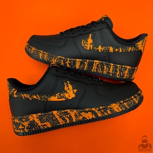 Air Force 1 personalizzate nere con schizzi di vernice arancione / Sneakers AF1 personalizzate dipinte a mano / Scarpe Nike personalizzate / Regali personalizzati