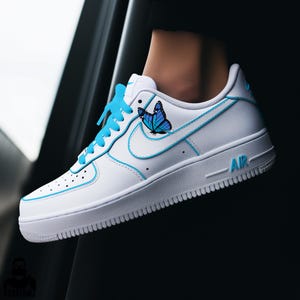 Motylowe spersonalizowane trampki Air Force 1 | Ręcznie malowane buty AF1 z kreskówek dla kobiet | Spersonalizowane prezenty dla niej | Prezent ślubny