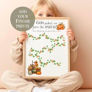 Peut inclure: Une affiche rectangulaire blanche dans un cadre en bois clair avec le texte GOD picked me from the PATCH et I have called you by name; you are Mine. Le motif comprend des citrouilles orange, des vignes vertes et une échelle avec des tournesols.