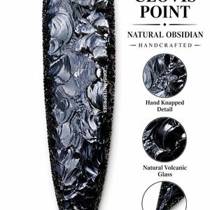 Puede incluir: Una punta Clovis de obsidiana negra con una superficie texturizada tallada a mano. La imagen incluye el texto CLOVIS POINT, NATURAL OBSIDIAN, HANDCRAFTED, Hand Knapped Detail, Natural Volcanic Glass, Sharp Point y tres recuadros circulares.