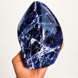 Braziliaanse Sunset Sodalite Freeform, 2,6 kg (5,73 pond) statementkristal, groot blauw mineraalexemplaar, verzamelsteen en woondecoratie.