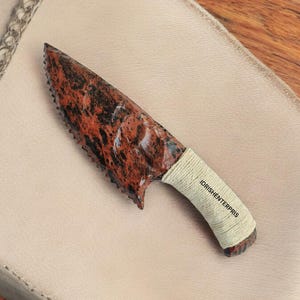 Handknäppt mahogny-obsidiankniv, kristalldolk, vassa spetsar
