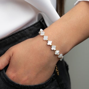 BONNIE Mother of Pearl Clover Bracelet, White Beaded Bracelet, Gold Pearl Bracelet, Clover Shell Bracelet, Bridesmaids Gift, Gift for Her