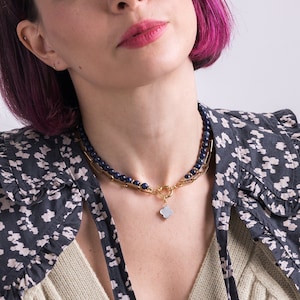 Collier en lapis lazuli CARRIE, demi-collier de perles bleues, demi-chaîne trombone en acier inoxydable, collier trèfle, cadeau pour elle