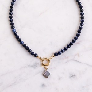 Collier ras de cou GINZA lapis lazuli avec pendentif trèfle, collier trèfle, collier de pierres précieuses, lapis lazuli véritable, bijoux faits main, cadeau