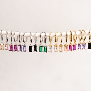SYDNEY Boucles d'oreilles émeraude Baguette, Boucles d'oreilles Huggie en argent sterling 925 avec breloque, Boucles d'oreilles pendantes minimalistes en or, Cadeaux de demoiselles d'honneur