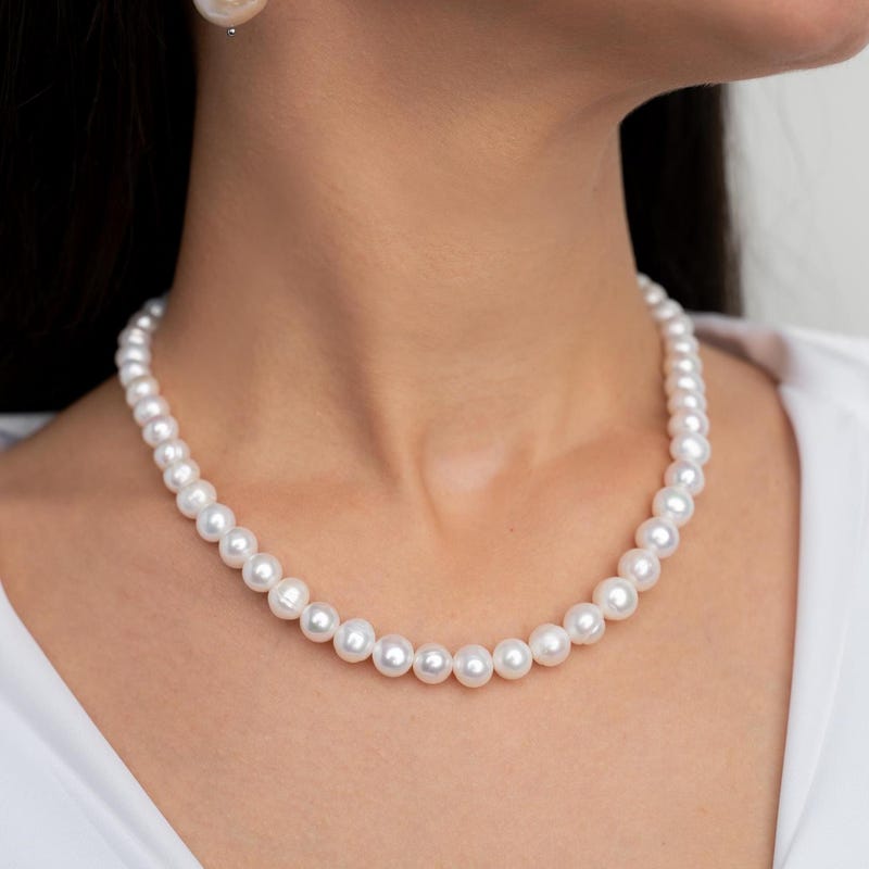 chunky white Pearl finish necklace