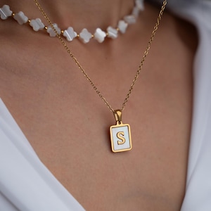 Collier initial de perles personnalisé TALIA, pendentif lettre en nacre, collier personnalisé, collier superposé en or, cadeau de demoiselles d'honneur