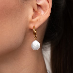 Boucles d'oreilles créoles en perles avec breloques BORA, boucles d'oreilles en perles d'eau douce en argent, boucles d'oreilles Huggie en or 18 carats, bijoux en perles, cadeau pour elle