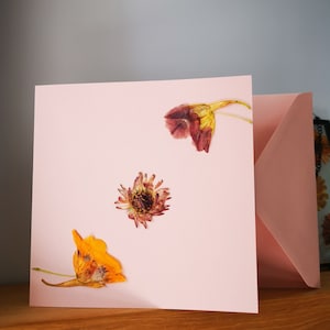 Carte pressée de fleurs.