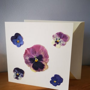 Carte pressée de fleurs.