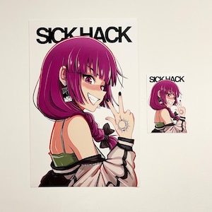 Puede incluir: Dos impresiones con una ilustración de estilo anime de un personaje con cabello magenta, una parte superior verde y una chaqueta blanca. El personaje está sonriendo y haciendo el signo de la paz con un tatuaje de sol en la mano. El texto "SICK HACK" está encima del personaje.
