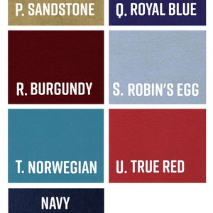 Puede incluir: Una paleta de colores con ocho muestras de colores lisos. Los colores incluyen Sandstone, Royal Blue, Burgundy, Robin's Egg, Norwegian y True Red. La muestra inferior dice "NAVY COMING SOON". Cada muestra tiene una letra correspondiente.