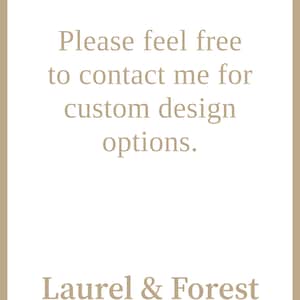 Puede incluir: Una tarjeta rectangular con un borde marr&oacute;n claro y un interior blanco. El texto dice: "No dude en ponerse en contacto conmigo para opciones de dise&ntilde;o personalizadas". Debajo del texto est&aacute; el nombre de la marca "Laurel & Forest".