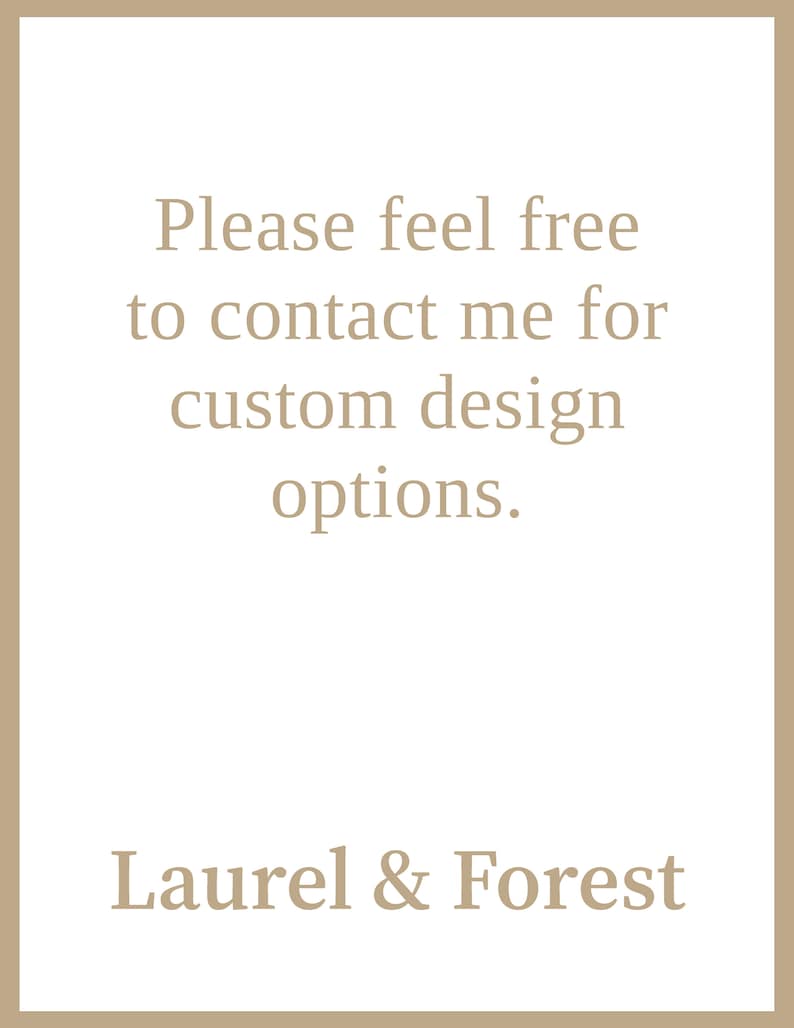 Puede incluir: Una tarjeta rectangular con un borde marr&oacute;n claro y un interior blanco. El texto dice: "No dude en ponerse en contacto conmigo para opciones de dise&ntilde;o personalizadas". Debajo del texto est&aacute; el nombre de la marca "Laurel & Forest".