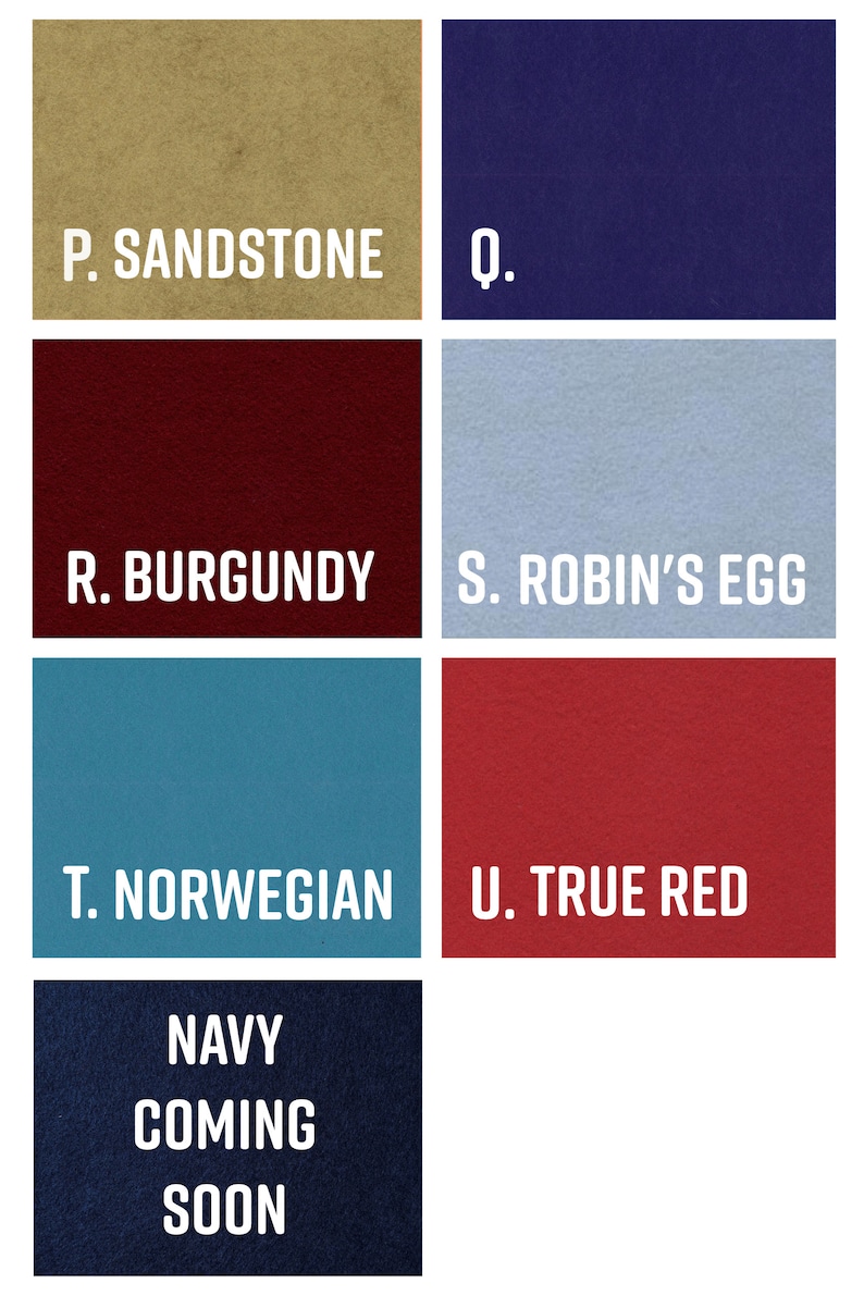 Puede incluir: Una paleta de colores con ocho muestras de tela en varios tonos. Los colores incluyen Sandstone, Burgundy, Robin's Egg, True Red y Norwegian. El texto indica "Navy Coming Soon."
